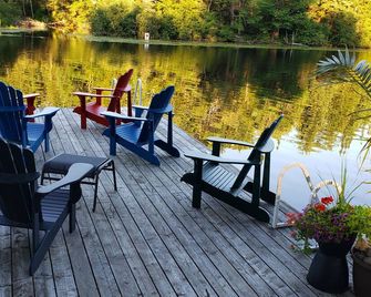Beautiful waterfront cottage (with hottub), in the heart of Muskoka. - Huntsville - Patio