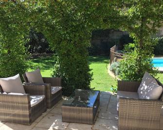 Maison Avec Piscine Dans un Village - Vers-Pont-du-Gard - Patio
