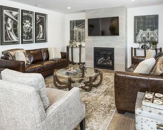 Vineyard Villa - Calistoga - Living room
