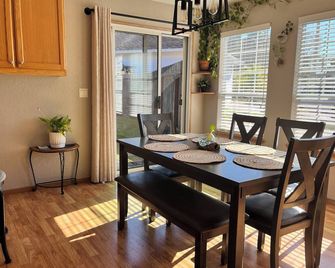 Butterfly Cove/5 minutes to Beaches and Redwoods - McKinleyville - Comedor