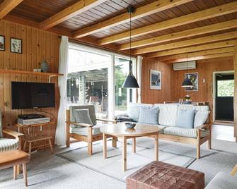 Stunning home in Farsø with WiFi - Hvalpsund - Sala de estar