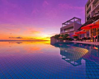 Senagajima Island Resort & Spa - Tomigusuku - Pool