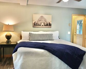 Near Wcu~fire Pit~hot Tub~game Room~river Front! - Cullowhee - Bedroom