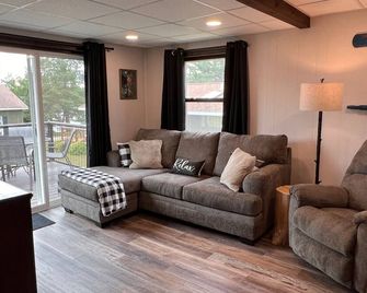 On the Eagle River Chain, Pier Slip, Kayaks, Wi-fi, AC, On Snowmobile Trail - Eagle River - Living room