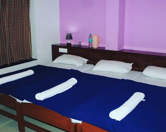 Italia Tourist Home - Thekkady - Schlafzimmer