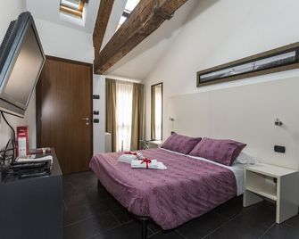 Zen Room & Breakfast - فرّارا - غرفة نوم