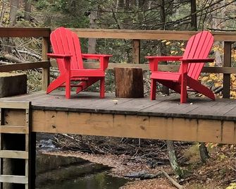 Isolated Knotty Pine Charming Cabin w/Stone Fireplace on 575 Acre Preserve - Milford - Balkon
