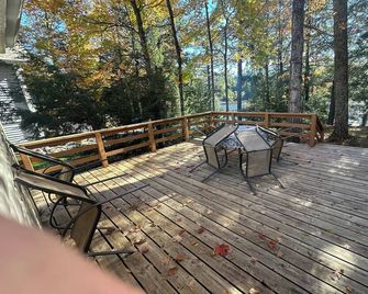 Deer Haven - A charming 3-bedroom house on the chain in Beautiful 3-Lakes - Three Lakes - Balcony