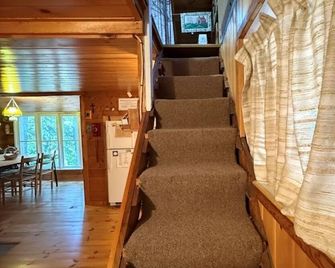 Grandma's Rustic Cottage - Westmore - Escaleras