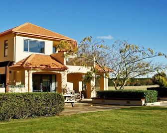 Rural luxury - 5 bedroom getaway - Kirwee - Edificio