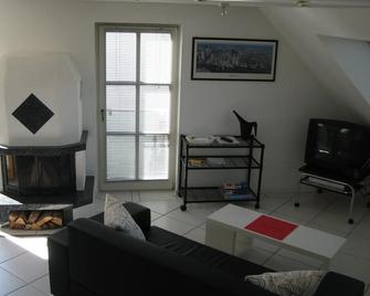 Attractive 75 m² apartment with 2 bedrooms - Unterhaching - Wohnzimmer