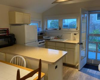 Charming Cape Cod Cottage. Pet friendly! - Provincetown - Kitchen