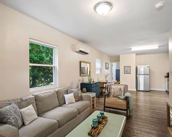 Adorable Chesapeake Bay Beach Cottage B Just 1 Block From The Sand! - Virginia Beach - Living room