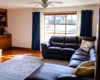 Spacious Home in Buena Vista - Buena Vista - Living room