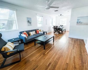 Cheerful Townhome Soho Backyard - Tampa - Sala