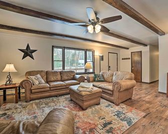 Houghton Lake Cottage Escape w/ Patio! - Houghton Lake - Living room
