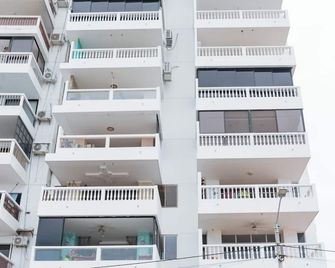 Apartment - Sleeps & Free Parking - Salinas - Building