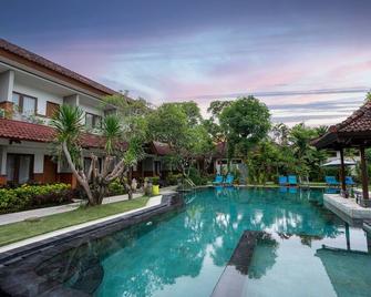 Sinar Bali Hotel - קוטה - בריכה