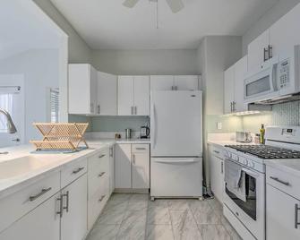 Chic Ocala Home with Yard about 1 Mi to Dtwn Square - Ocala - Kitchen