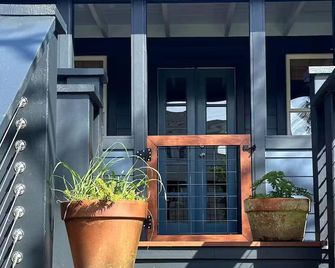 2BR Folly Cottage 1-block from the beach! - Folly Beach - Building