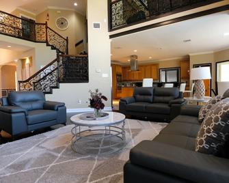 5bdrm 3.5bath 12beds - Home Big As Texas - Missouri City - Living room