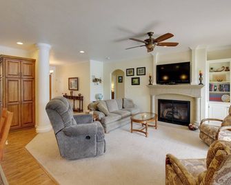 Clark Fork Riverfront Home With Dock! - Thompson Falls - Living room