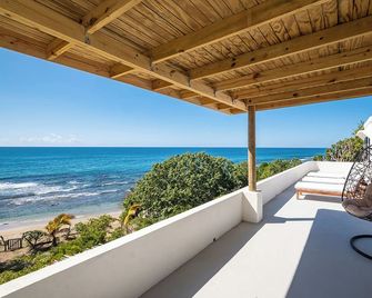 Boho Chic 5-bedroom Beachfront Villa, 2 Private Pools Plus Personal Cook & Staff - Treasure Beach - Balcony