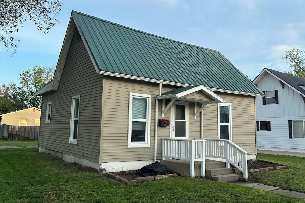 Clean 2 bedroom bungalow with comfortable furniture and a gaming table! - McPherson - Budova