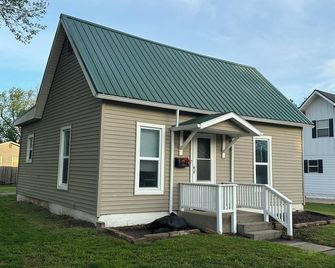 Clean 2 bedroom bungalow with comfortable furniture and a gaming table! - McPherson - Gebäude