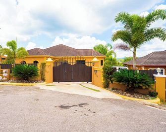 Cozy 1-bedroom apartment in charming Mandeville with WiFi, AC - Mandeville - Edificio