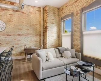 Golden Lofts Unit 2 Downtown Traverse City 1bd 1ba - Traverse City - Living room