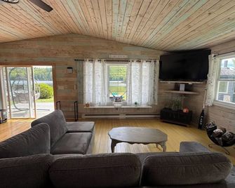 Cottage on Terreo Lake - Hampton - Living room