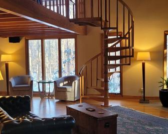 14 miles to UNC, 20 miles to Elon, 26 to Duke, 3 miles to Saxapahaw. Hot tub. - Mebane - Living room