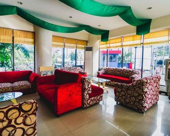 RedDoorz Plus Near Mall Ratu Indah 2 - Makassar - Lounge
