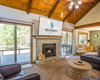 Pnrd11 - Updated Home, Ac, 10 Sharc Passes For 2025, Private Hot Tub - La Pine - Sala de estar