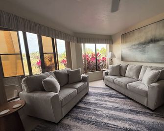 2/2 Condo in Popular Golf Village at Sun 'n Lake! Overlooks Golf Course & Pool! - Sebring - Wohnzimmer
