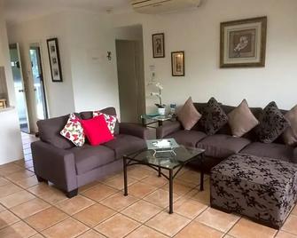 Paradise in the Tropics - Palm Cove - Vardagsrum