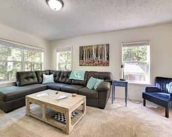 Walloon Lake Getaway w/ Fire Pit - Walk to Water! - Walloon Lake - Living room