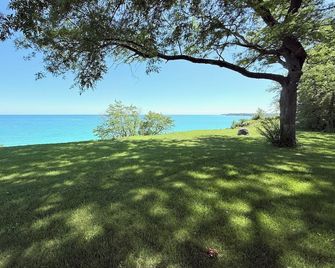Lakehouse Estate with endless views of Lake Michigan - Mequon