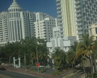 Collins Avenue Hostel - Miami Beach - Vista del exterior