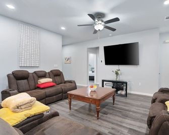 Taylor Rodeo, Jacuzzi, Spacious Yard, Games, 5.6 miles 9 minutes drive time to Samsung Austin Semiconductor - Taylor - Living room
