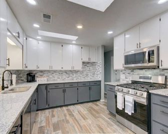 Modern Belle, near I-25 & I-40 Interchange - ألبوكيركي - مطبخ