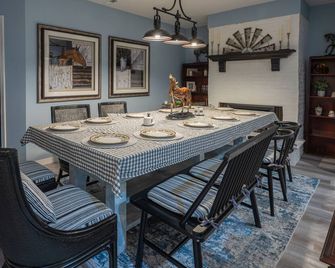 Quiet new farmhouse, sleeps 8-10 with huge kitchen and side yard, & gas grill! - Marissa - Essbereich