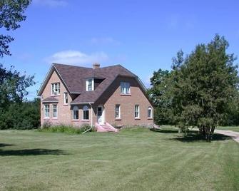 Beautiful 1921 Brick & Fieldstone Country Home... Tummel House - Roblin - Building