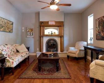 Highlands Mini Mansion: A + Location\n\nNear downtown, lohi, slohi, berkley - Denver - Sala de estar