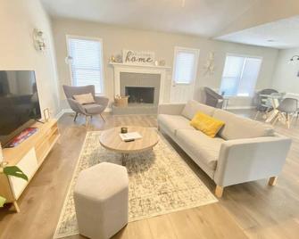 New️cozy Modern Trendy Home Of Buford Mall Of Ga - Buford - Living room