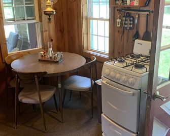 Torch Lake Village Cozy Cottage with private dock - Kewadin - Comedor