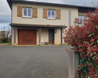 Chambre avec cuisine équipée sur demande - Figeac - Gebäude
