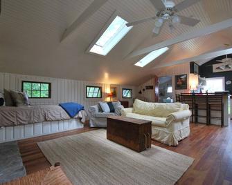 Quaint Cottage On Christmas Tree Farm In Se Coastal Rhode Island - Tiverton - Living room