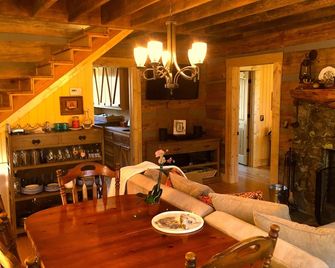 2BR/2Bath1800's Original Secluded Romantic River Mountain Cabin Therapy Hottub - Mentone - Dining room